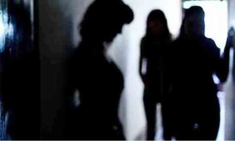 ఆన్‌లైన్ సెక్స్ రాకెట్ భ‌గ్నం : ముగ్గ‌రు మ‌హిళ‌ల‌ను కాపాడిన పోలీసులు