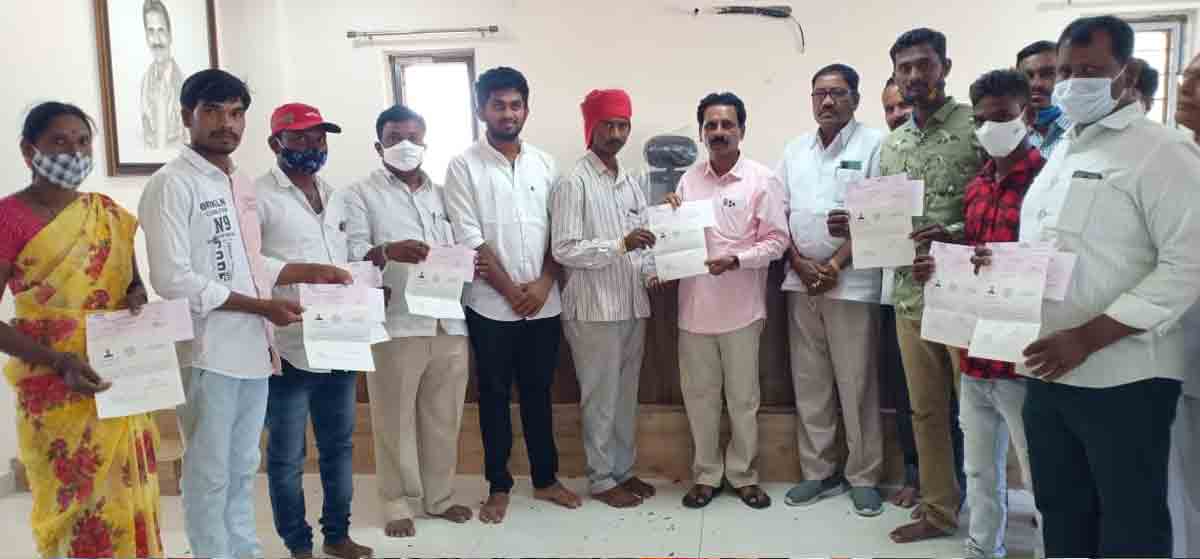 సీఎం సహాయ నిధి పేద ప్రజలకు వరం : ఎమ్మెల్యే రవీంద్ర కుమార్