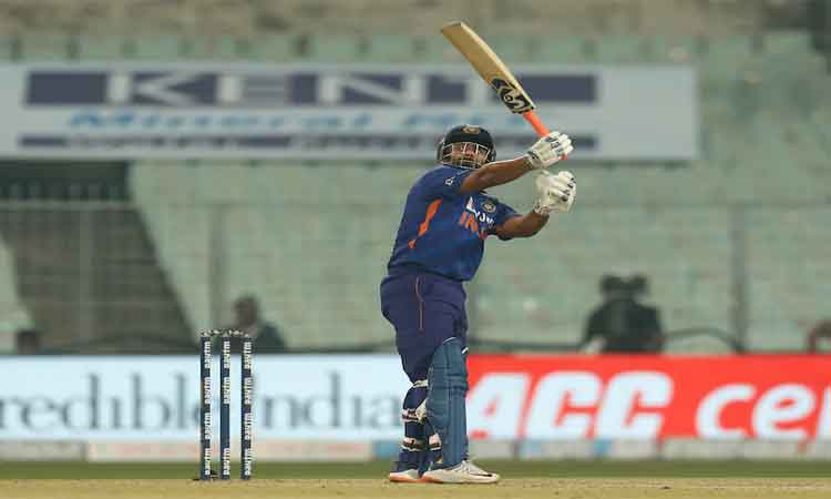 హెలికాప్ట‌ర్ షాట్ ఆడిన రిష‌బ్‌ పంత్‌.. వీడియో