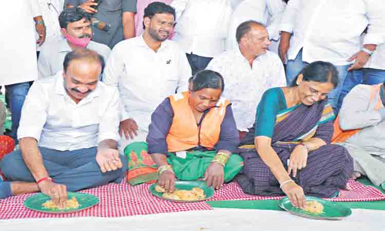 దళితబంధు లో ఆదర్శంగా నిలువాలి