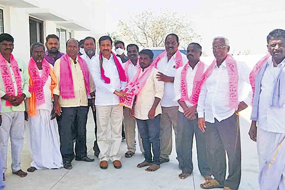 సంక్షేమానికి ఆకర్శితులై.. స్వచ్ఛందంగా కదిలి..