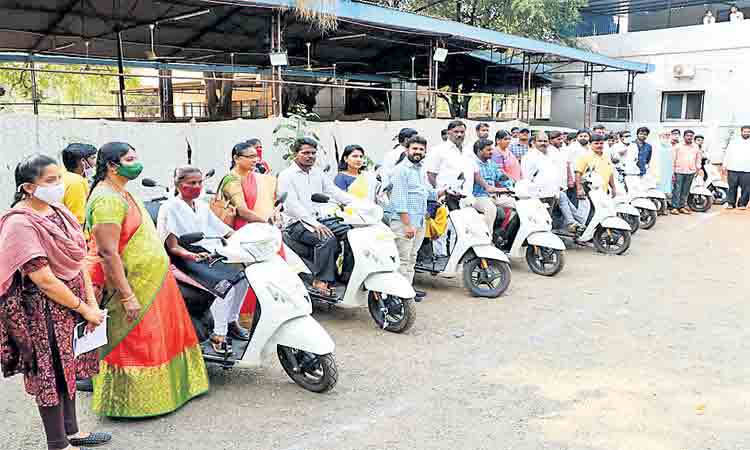 దివ్యాంగులకు ప్రభుత్వం చేయూత