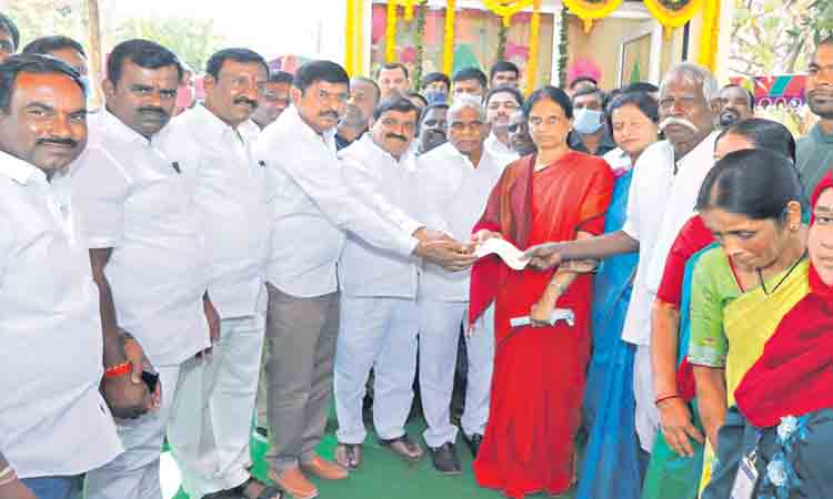 పాడి రైతులకు అండగా