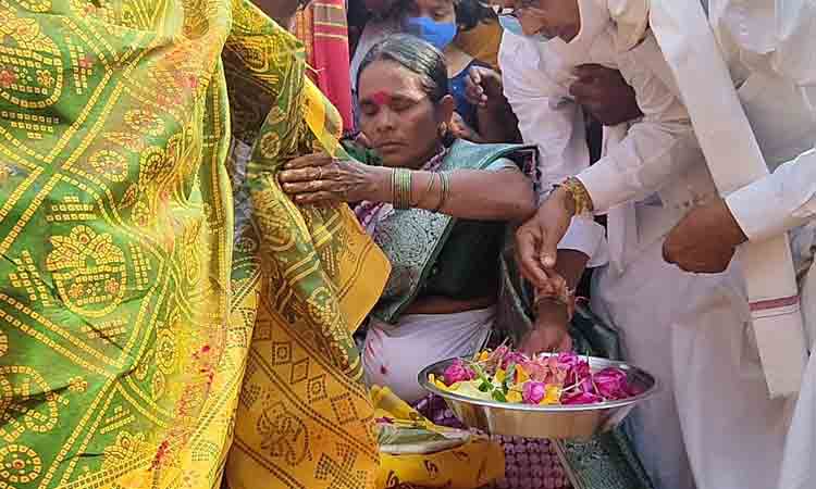 Medaram | సమ్మక్క దేవతకు పుట్టింటి సారె సమర్పణ