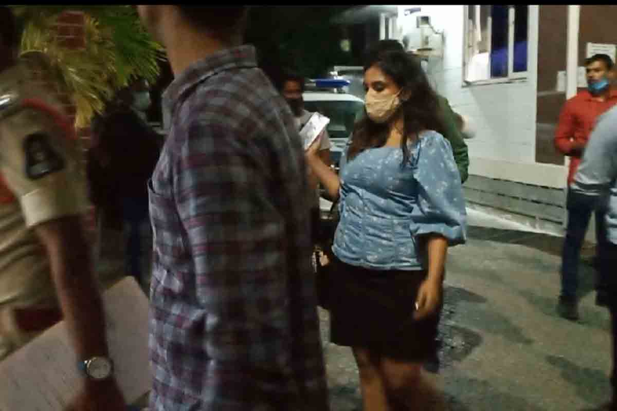 బిగ్ బాస్ 5 కంటెస్టెంట్ స‌ర‌యును అదుపులోకి తీసుకున్న బంజారాహిల్స్ పోలీసులు