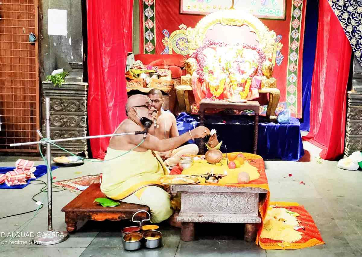 యాదాద్రిలో నిత్య పూజల కోలాహలం