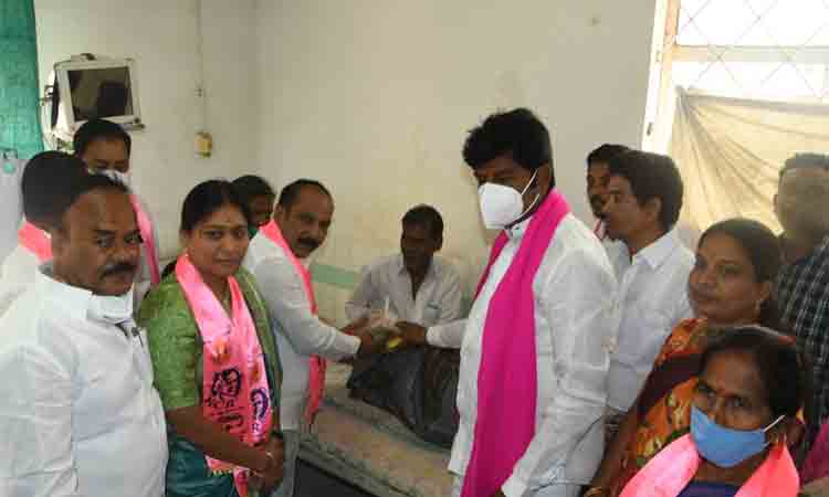 KCR Birthday | రోగులకు పండ్లు పంపిణీ చేసిన ఎమ్మెల్యే శంకర్‌ నాయక్‌