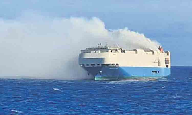 4వేల లగ్జరీ కార్లున్న నౌకకు మంటలు