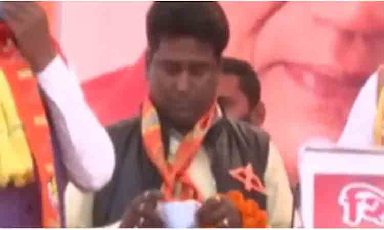 మాస్క్ పెట్టుకోవ‌డానికి ఇంత క‌ష్ట‌ప‌డాలా.. ఈ వీడియో చూసి న‌వ్వ‌కుండా ఉండ‌లేరు : వైర‌ల్ వీడియో