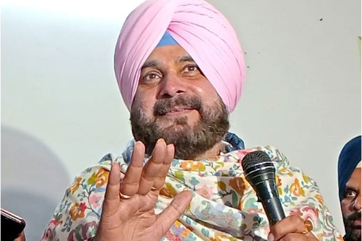 ఓ బ‌ల‌హీన వ్య‌క్తిని సీఎం చేయాల‌ని అధిష్ఠానం చూస్తోంది :  సిద్దూ సంచ‌ల‌న వ్యాఖ్య‌లు