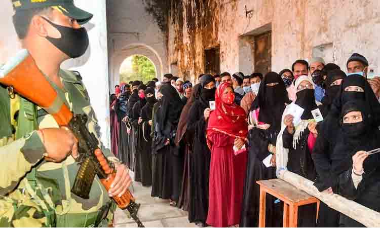 UP Polls | పోటెత్తిన ఓట‌ర్లు : సాయంత్రం ఐదు గంట‌ల‌వ‌ర‌కూ 61 శాతం పోలింగ్ న‌మోదు!