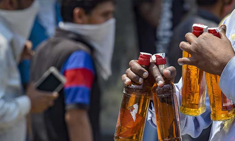 కల్తీ మద్యం తాగి 9 మంది మృతి.. మరో 12 మంది పరిస్థితి విషమం