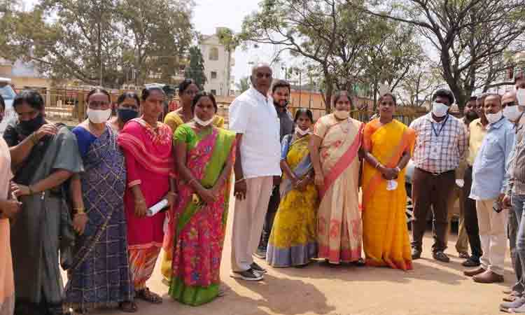 గుమ్మడిదలలో కేంద్ర బృందం పర్యటన