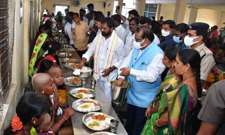 అన్నదానం కార్యక్రమాన్ని ప్రారంభించిన మంత్రి శ్రీనివాస్‌ గౌడ్‌