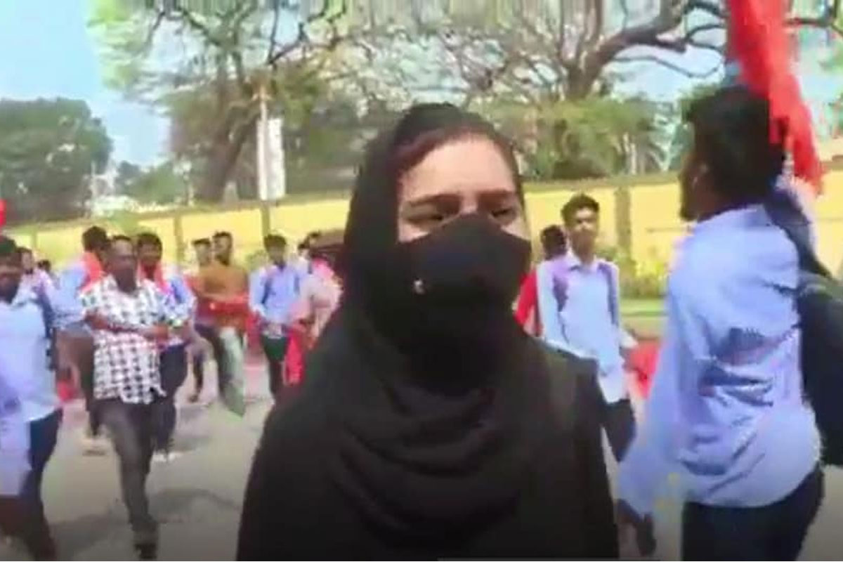 Hijab Row |  హిజ‌బ్ ధ‌రించిన విద్యార్థిని ముందు జైశ్రీరాం అంటూ నినాదాలు