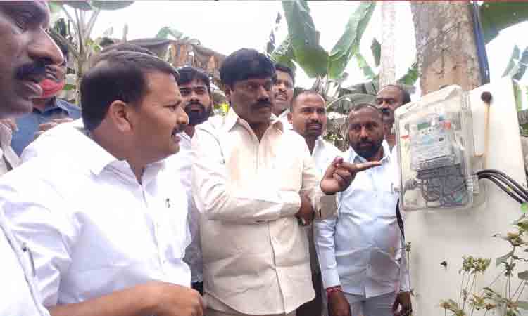 ఏపీలో విద్యుత్ మోటర్లకు బిగించిన మీటర్లను పరిశీలించిన ఎమ్మెల్యే పెద్ది