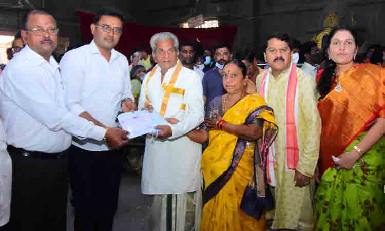 యాదాద్రికి 250 గ్రాముల బంగారం