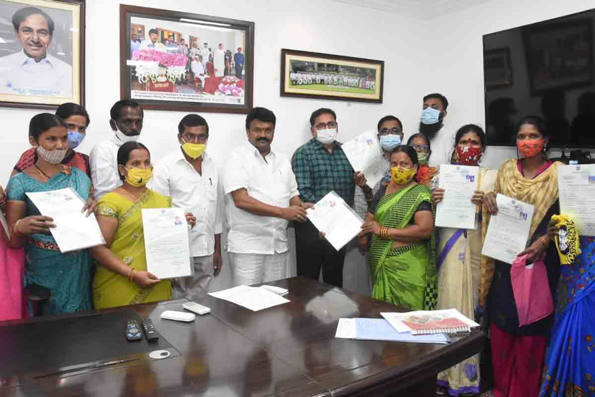 లబ్ధిదారులకు ఇండ్ల పత్రాలు అందజేసిన మంత్రి తలసాని