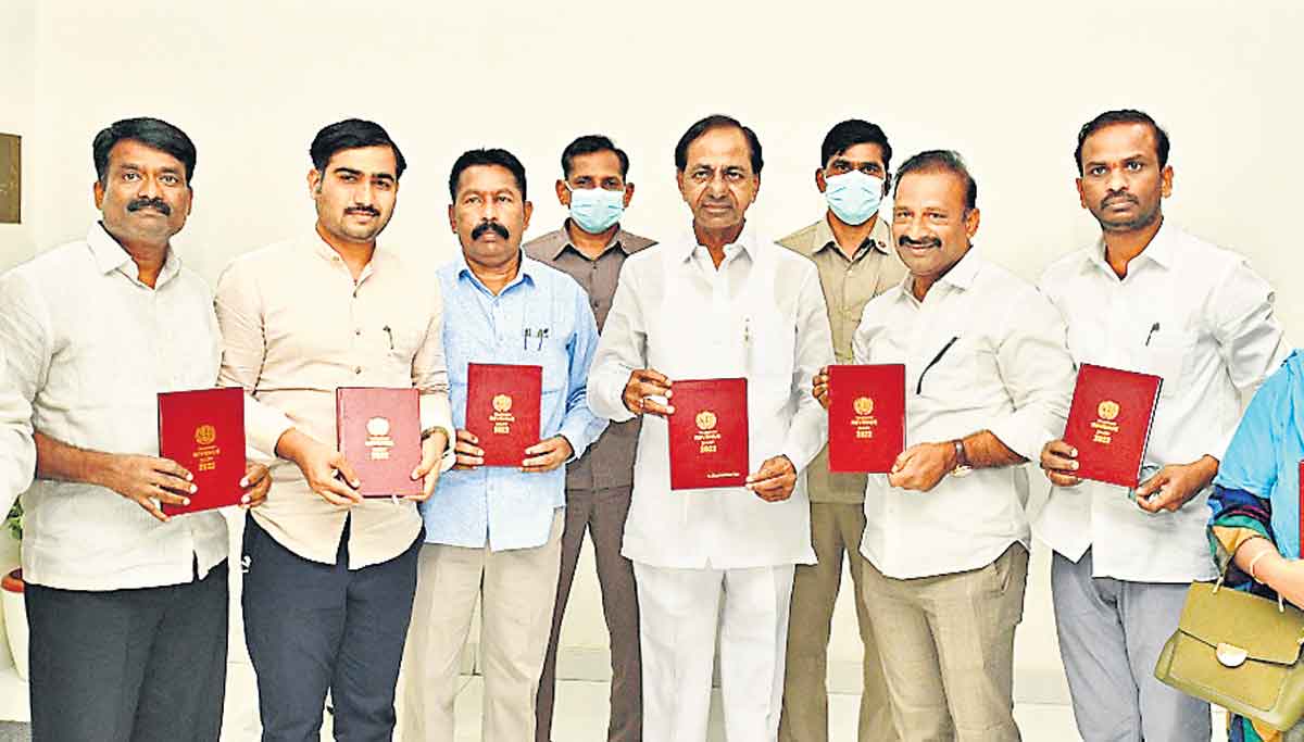 రెవెన్యూ డైరీని ఆవిష్కరించిన సీఎం కేసీఆర్‌