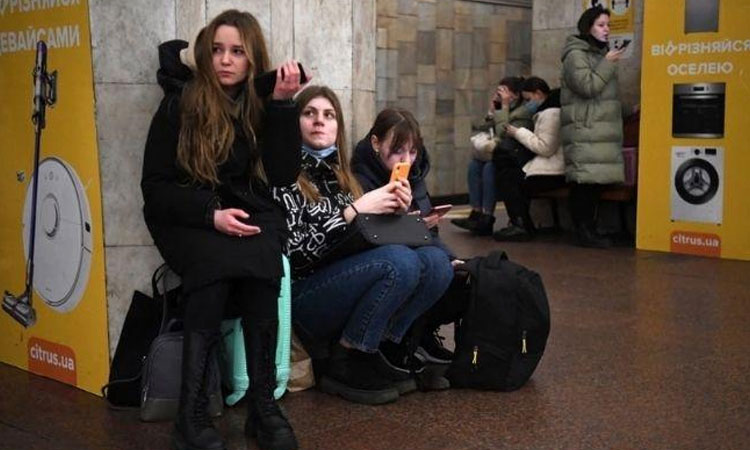 Ukraine | మెట్రో స్టేష‌న్లే ‘షెల్ట‌ర్ హోమ్స్‌’గా ఎంచుకున్న ఉక్రెయిన్ వాసులు