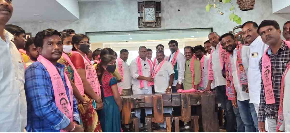 టీఆర్ఎస్‌లోకి వలసల వెల్లువ..గులాబీ గూటికి మరో బీజేపీ ఎంపీటీసీ