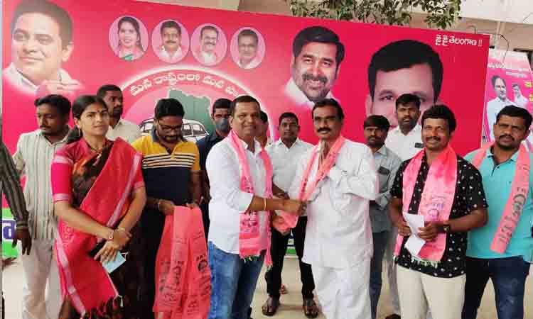 ఎమ్మెల్యే కిశోర్ కుమార్ ఆధ్వర్యంలో టీఆర్ఎస్‌లో చేరికలు