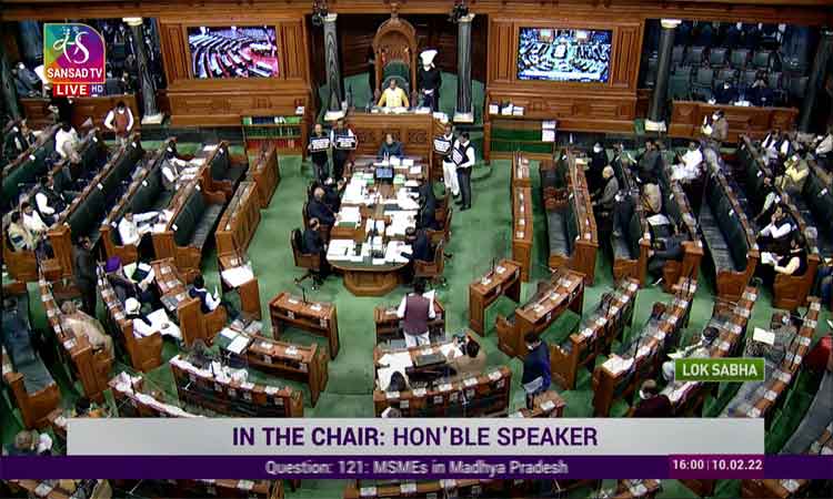 లోక్‌స‌భ పోడియం వ‌ద్ద టీఆర్ఎస్ ఎంపీల ఆందోళ‌న‌