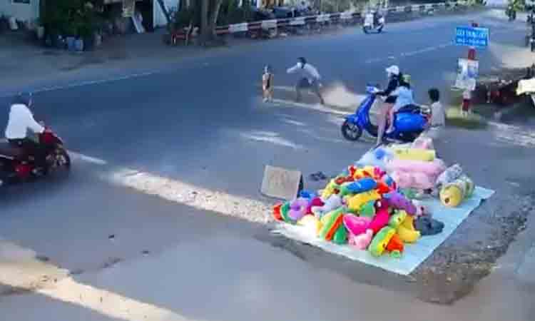 ఓమైగాడ్.. ఒక్క క్ష‌ణం ఆల‌స్య‌మైనా చిన్నారి ప్రాణాలు ద‌క్కేవి కావు : వైర‌ల్ వీడియో