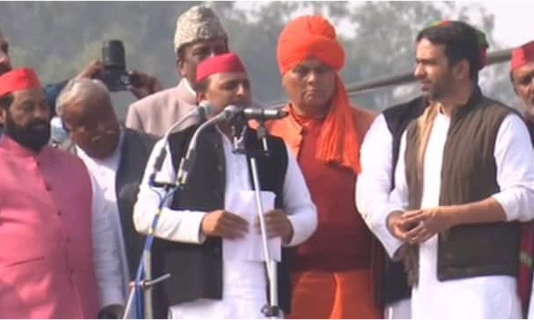 యోగి కంటే ప‌వ‌ర్‌ఫుల్ సాధువు ఈయ‌న‌.. అభ్య‌ర్థిని అఖిలేశ్ యాద‌వ్ ఎలా ప‌రిచ‌యం చేశారంటే..