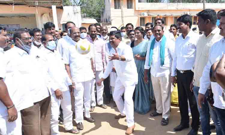 పత్రికలకు సభా హక్కుల నోటీసు ఇవ్వడం సిగ్గుచేటు : మంత్రి వేముల