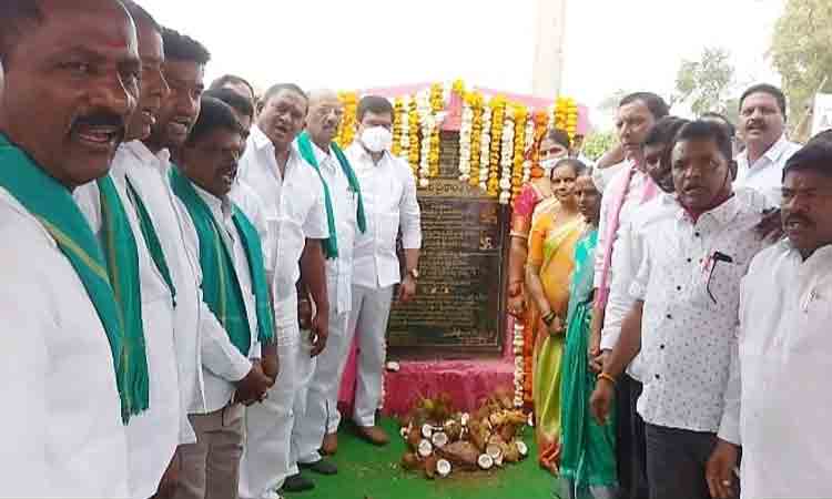 అలాంటి వారికి ప్రజలే బుద్ధి చెప్పాలి : మంత్రి వేముల