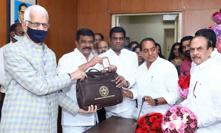 ఎమ్మెల్సీల ప్రమాణ స్వీకారానికి హాజరైన మంత్రి వేముల..రూల్స్ బుక్స్ అందజేత