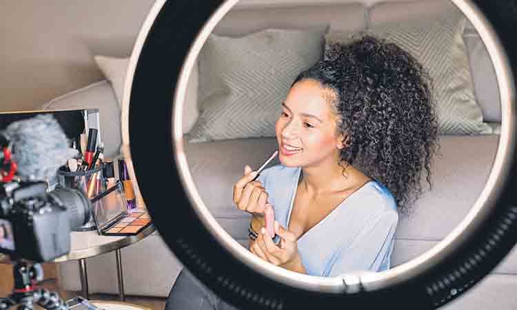 సెల‌బ్రెటీల‌కు కోట్లు కుమ్మ‌రిస్తున్న ఇన్‌ఫ్లుయెన్స‌ర్ మార్కెటింగ్‌.. అస‌లు ఏంట‌ది?