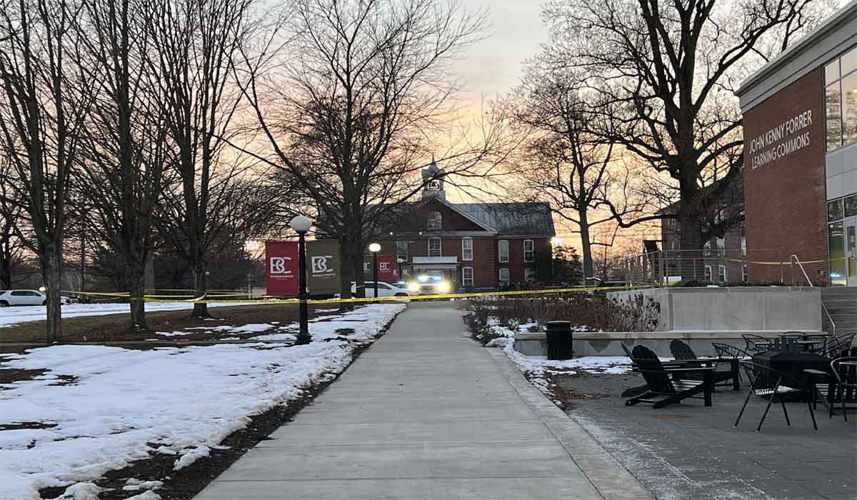 కాలేజీలో కాల్పులు.. ఇద్ద‌రు క్యాంప‌స్ పోలీసుల మృతి