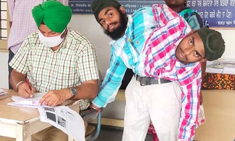 అమృత్‌సర్‌లో తొలిసారిగా ఓటేసిన అవిభక్త కవలలు