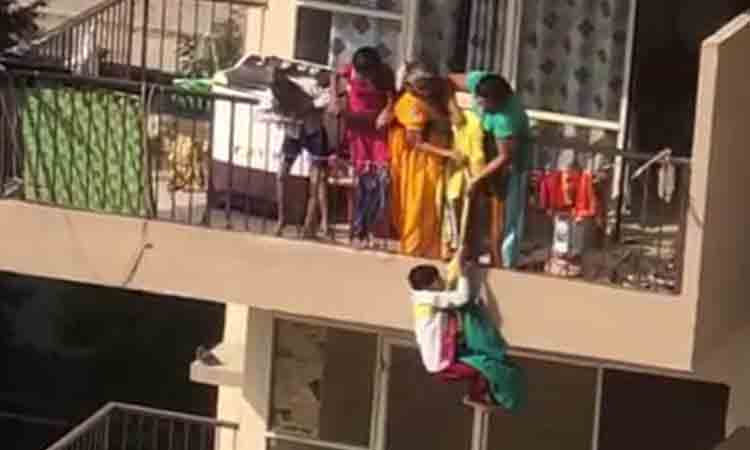 కొడుకు ప్రాణాన్ని గాలిలో పెట్టిన తల్లి