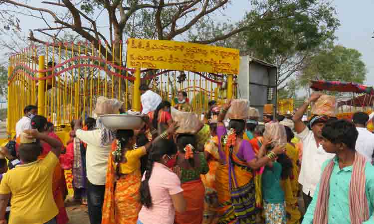 గద్దెపైకి సారలమ్మ