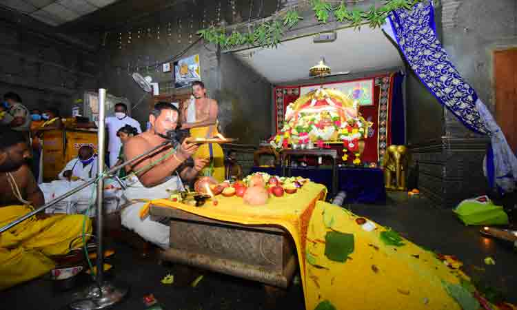 యాదాద్రిలో భక్తుల సందడి