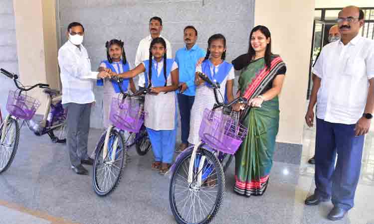 విద్యార్థినులకు ఇచ్చిన హామీని నెరవేర్చిన యాదాద్రి జిల్లా కలెక్టర్