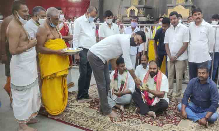 ఆండాళ్‌ అమ్మవారికి ఊంజల్‌ సేవ