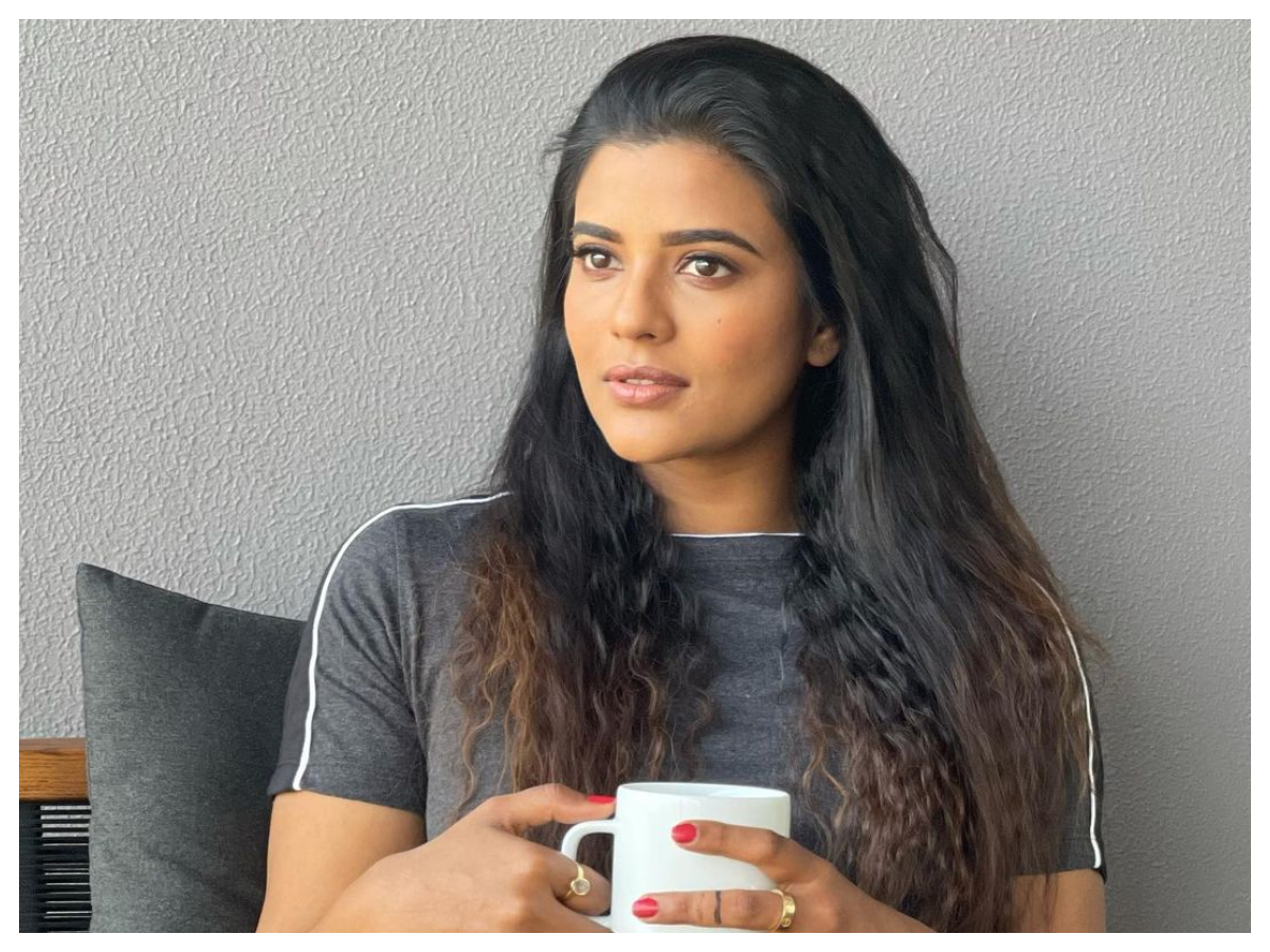 Aishwarya Rajesh | బ్లాక్‌ డ్రెస్‌లో ఐశ్వర్య రాజేష్ సొగసులు..