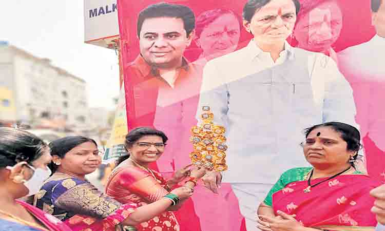 రాఖీలు కట్టి.. క్షీరాభిషేకం చేసి..