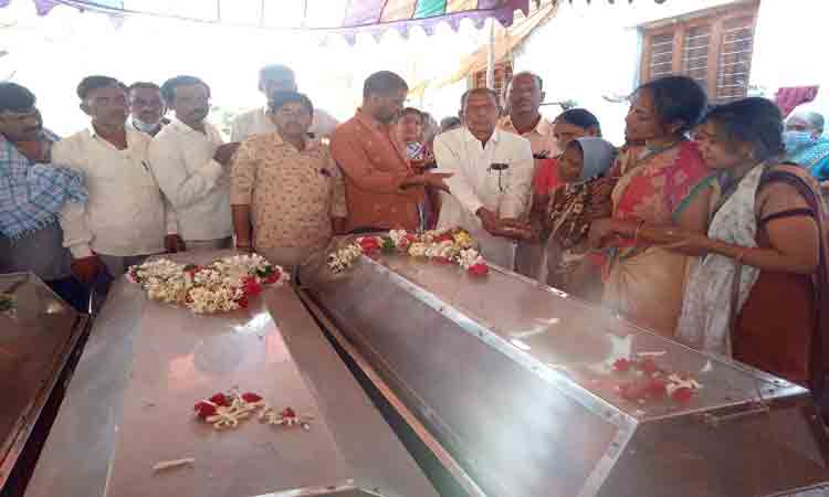 అశ్రునయనాల నడుమ అంత్యక్రియలు