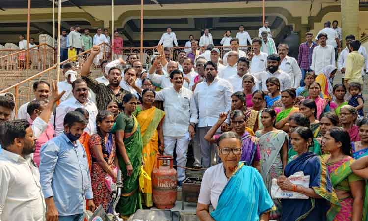 పెట్రోల్‌, డీజిల్‌, గ్యాస్‌ ధరలు తగ్గించాల్సిందే..