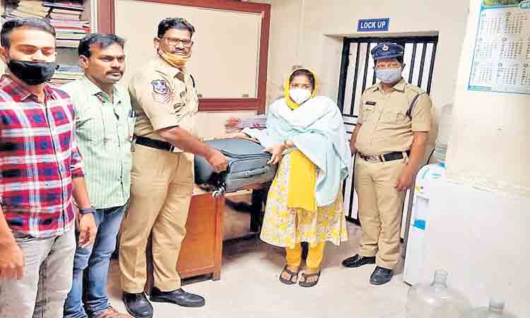 వేర్వేరు ఘటనల్లో మరచిపోయిన బ్యాగ్‌లు