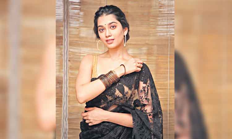 ఆదికి జోడీగా దిగాంగన