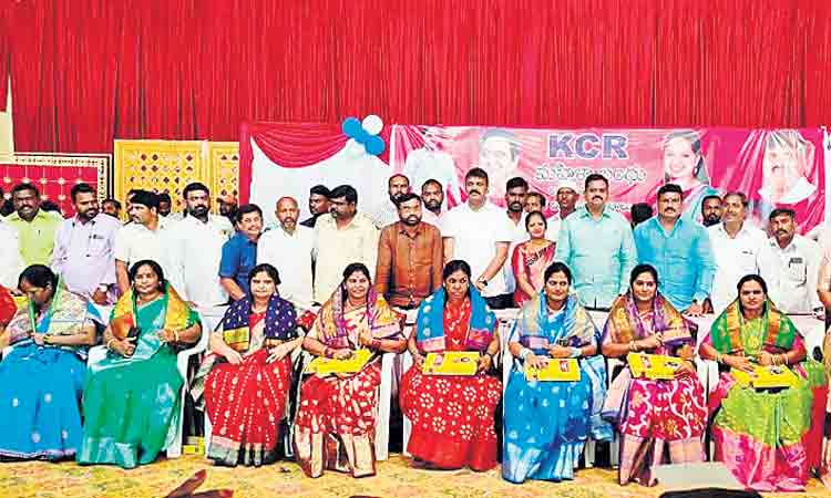 సెల్ఫీలు దిగి.. సన్మానించి..