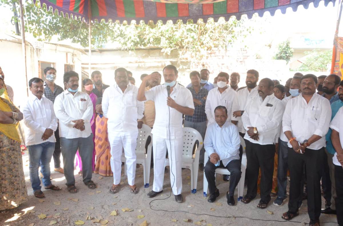 Clay vinayaka idols | ప్రభుత్వం మట్టి వినాయక విగ్రహాల తయారీని ప్రొత్సహిస్తోంది : ఎల్బీనగర్‌ ఎమ్మెల్యే, ఎంఆర్‌డీసీ ఛైర్మన్‌ దేవిరెడ్డి సుధీర్‌రెడ్డి