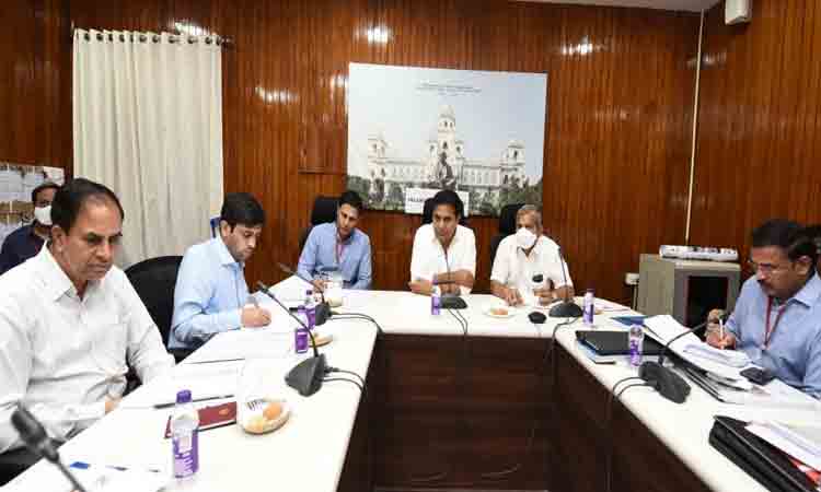 అభివృద్ధి పనుల్లో వేగం పెంచండి