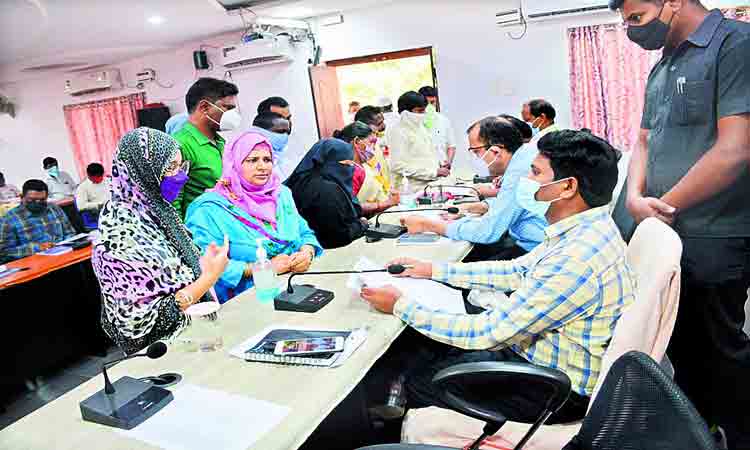 హెల్ప్‌లైన్‌ నంబర్లను వినియోగించుకోవాలి